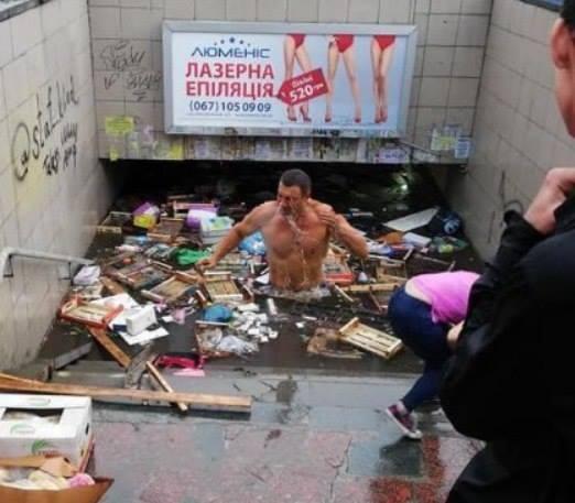 Поки Київ опоряджається після аномального зливи, інтернет-користувачі сміються над затопленим містом і його мером
