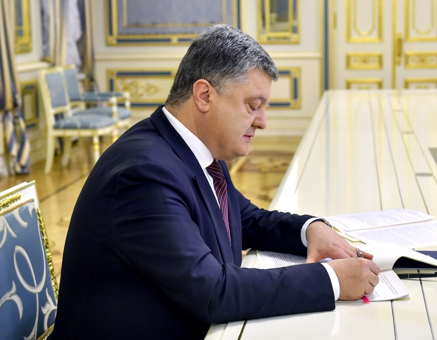 Президент Петро Порошенко підписав Закон «Про внесення змін до деяких законодавчих актів України щодо вдосконалення порядку проходження військової служби»