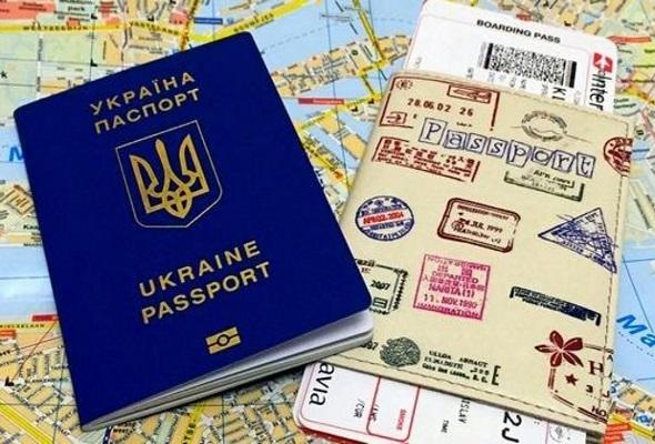 У зв'язку з триваючими затримками у видачі   закордонних паспортів   в Держміграційної службі знову рекомендують громадянам України ні в якому разі не планувати поїздку за кордон, не маючи на руках чинного проїзного документа