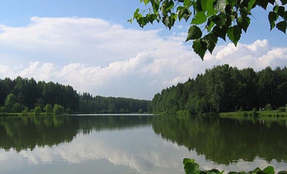 Крім нього поблизу знаходяться Бедрінское озеро і річка Пехорка