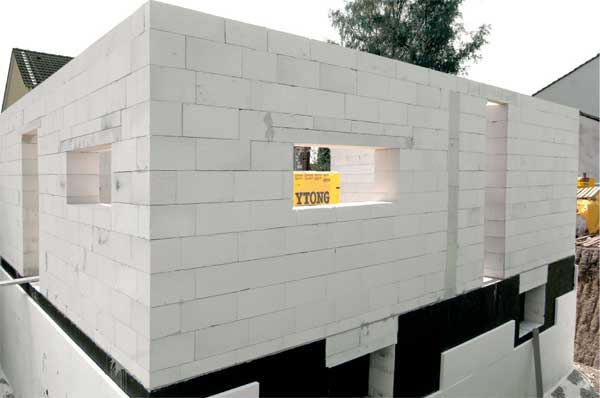 Поряд зі збільшенням швидкості виконання робіт з кладки завдяки тонкошарової технології виконання швів, зменшення товщини швів покращує теплоізоляційні характеристики стіновий кладки