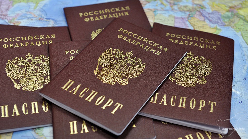 Всім росіянам, в тому числі живуть за кордоном, після досягнення 20 і 45 років потрібно міняти внутрішній російський паспорт