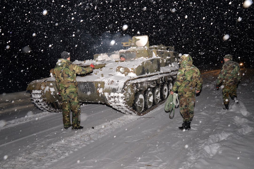 Військовослужбовці Національної армії Молдови минулої ночі брали активну участь в розблокуванні автомобільних трас від снігових заторів