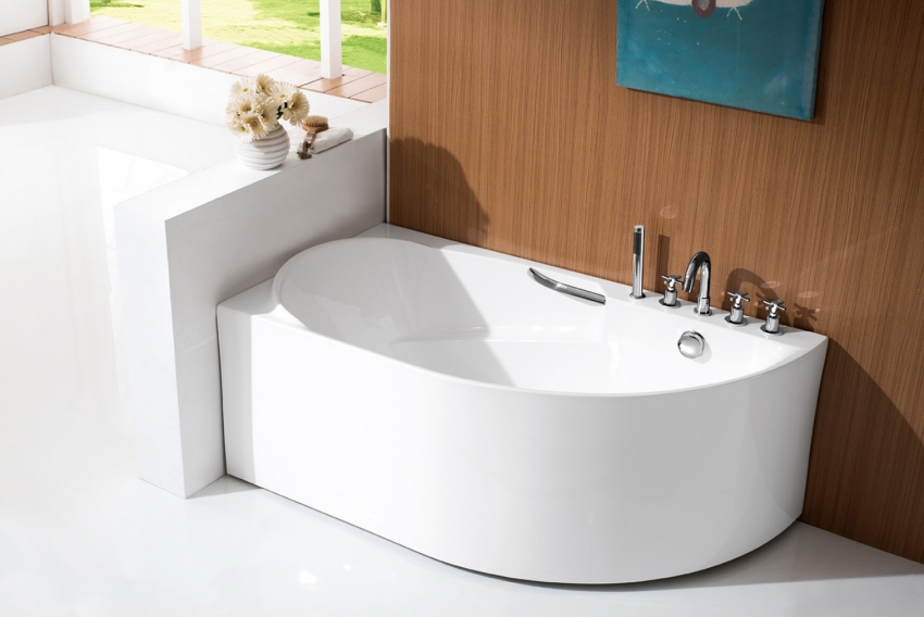 Естетичний і респектабельний вигляд сталевій ванні надає емальоване покриття, яке одночасно є досить тонкостінних і крихким