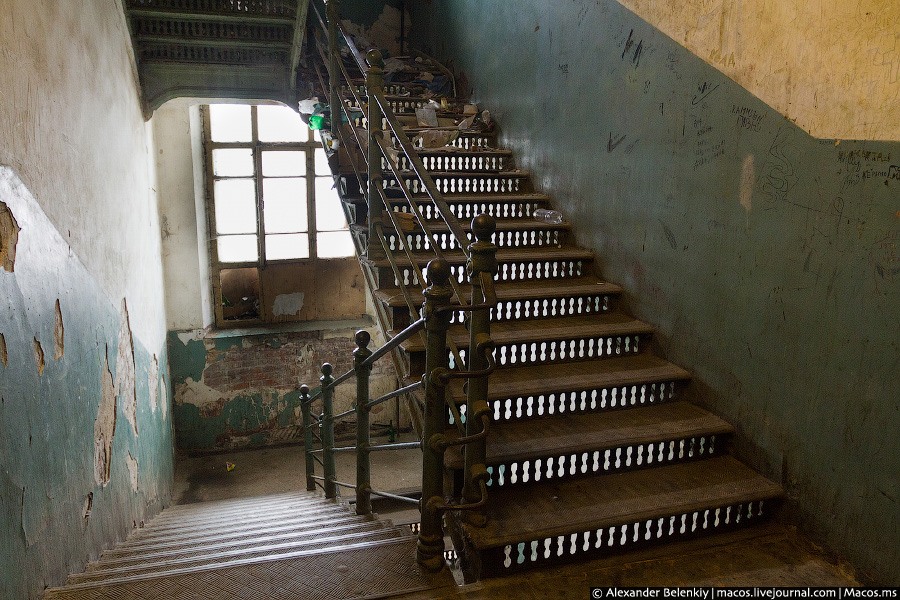Добре, що в ті часи будували міцні чавунні сходи - їм сто років і вони не розвалюються