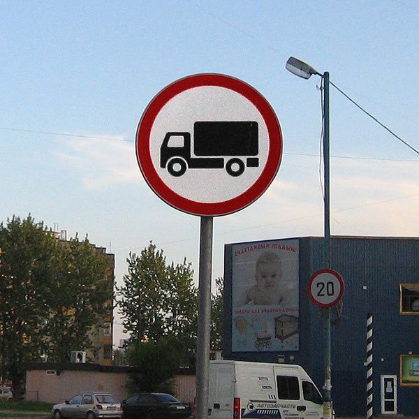 У випадках, коли на зображенні вантажного автомобіля вказується додаткове значення, це означає масу, яку не повинен перевищувати автомобіль