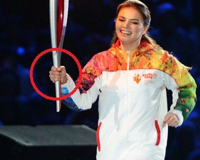 Трохи раніше Кабаєва також була помічена з обручкою на церемонії відкриття Олімпійських ігор