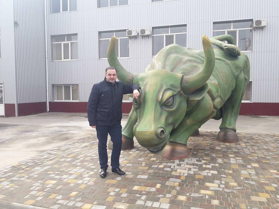 У місті Каховка на Херсонщині у вівторок відкрили 10-тонний пам'ятник зеленому бику
