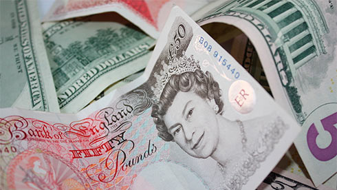 Курс британського фунта стерлінгів знижується до долара в четвер вранці на тлі корекції після різкого зростання днем ​​раніше, свідчать дані торгів