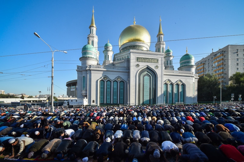 Дата святкування змінюється щороку і залежить від свята Ураза-байрам - закінчення поста в місяць Рамадан