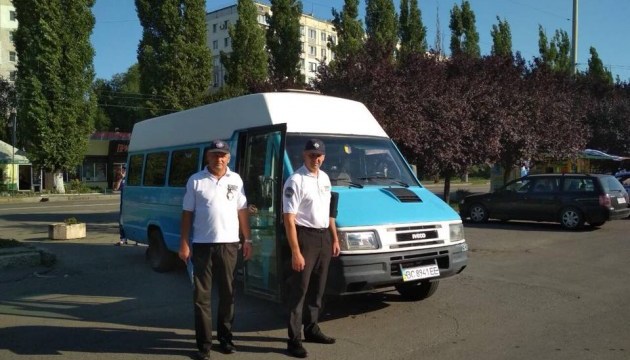 У Миколаєві співробітники Укртрансбезопасності і поліції виявили автобус, який без ліцензії і в поганому технічному стані перевозив дітей до місця відпочинку на морі